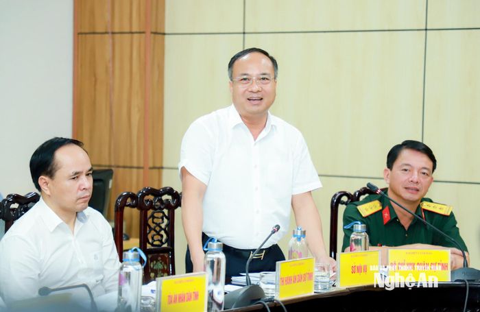 Đồng chí Nguyễn Viết Hưng - Ủy viên Ban Chấp hành Đảng bộ tỉnh, Giám đốc Sở Nội vụ trao đổi về quá trình giải quyết hồ sơ liên quan việc công nhận liệt sĩ. Ảnh: Thành Duy