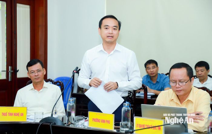 Đồng chí Nguyễn Thế Thân - Chủ tịch UBND phường Vinh Phú báo cáo về việc giải quyết các kiến nghị của công dân. Ảnh: Thành Duy