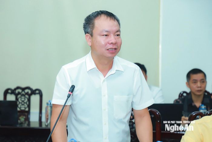Lãnh đạo UBND xã Bình Chuẩn báo cáo về quá trình giải quyết kiến nghị công dân liên quan đến chồng lấn đất rừng. Ảnh: Thành Duy