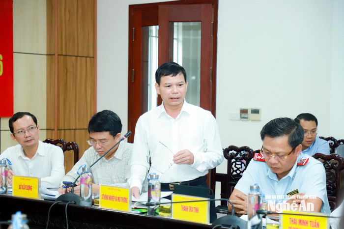Đồng chí Phạm Văn Toàn - Phó Giám đốc Sở Nông nghiệp và Môi trường nêu ý kiến giải quyết các nội dung liên quan đến đất đai. Ảnh: Thành Duy