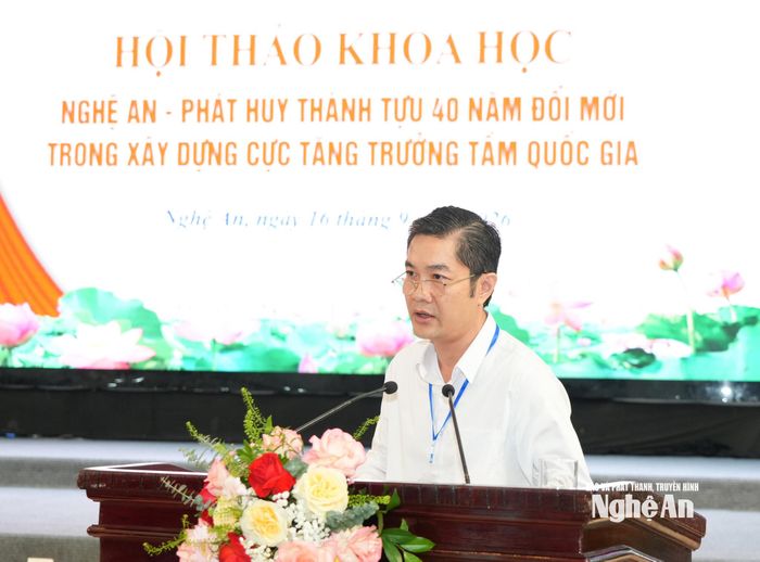 TS. Dương Thanh Bình - Phó Hiệu trưởng Trường Chính trị tỉnh tham luận với chủ đề: “Xây dựng và phát triển Nghệ An trở thành cực tăng trưởng tầm quốc gia: Kinh nghiệm quốc tế và bài học vận dụng trong kỷ nguyên phát triển mới”. Ảnh: T.L