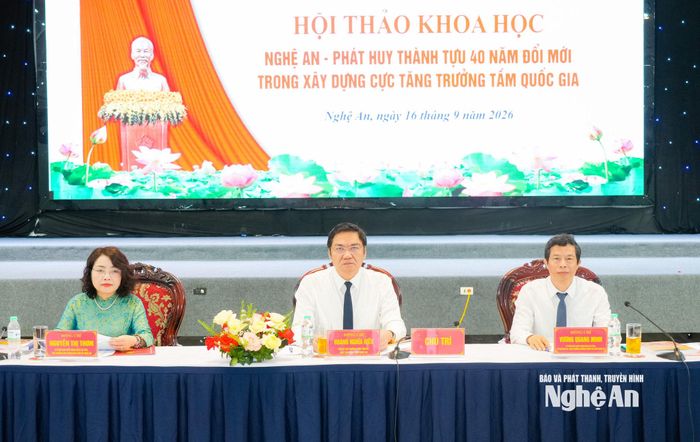 Các đồng chí chủ trì hội thảo. Ảnh: T.L