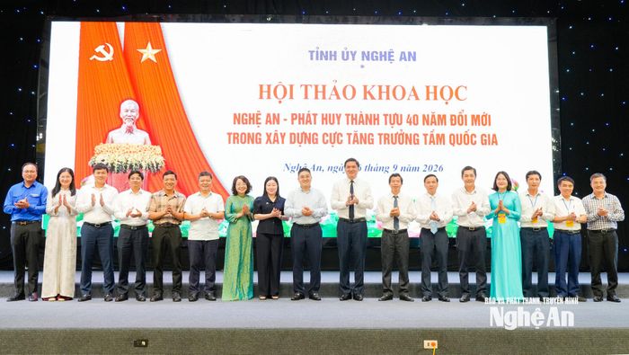 Các đại biểu tham dự hội thảo chụp ảnh lưu niệm. Ảnh: T.L