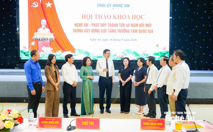 Các đại biểu trao đổi bên lề hội thảo. Ảnh: T.L