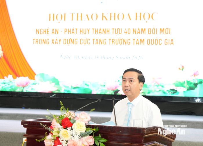 TS Nguyễn Ngọc Hiền, Bí thư Đảng ủy, Hiệu Trưởng Trường Đại học Vinh tham luận với chủ đề: Nâng cao chất lượng nguồn nhân lực và thu hút nhân tài - khâu đột phá chiến lược để phát triển nhanh và bền vững tỉnh Nghệ An. Ảnh: T.L