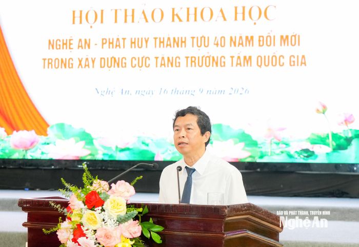 Đồng chí Vương Quang Minh - Ủy viên Ban Chấp hành Đảng bộ tỉnh, Hiệu trưởng Trường Chính trị tỉnh phát biểu tham luận tại hội thảo. Ảnh: T.L