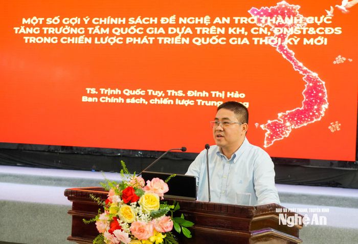 Đại diện Ban Chính sách, chiến lược Trung ương tham luận nội dung: Một số gợi ý chính sách để Nghệ An trở thành cực tăng trưởng tầm quốc gia dựa trên khoa học, công nghệ, đổi mới sáng tạo và chuyển đổi số trong chiến lược phát triển quốc gia thời kỳ mới. Ảnh: T.L