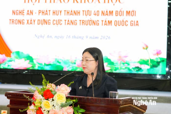 Đại diện Thành ủy Thành phố Hồ Chí Minh phát biểu tham luận tại hội thảo. Ảnh: T.L