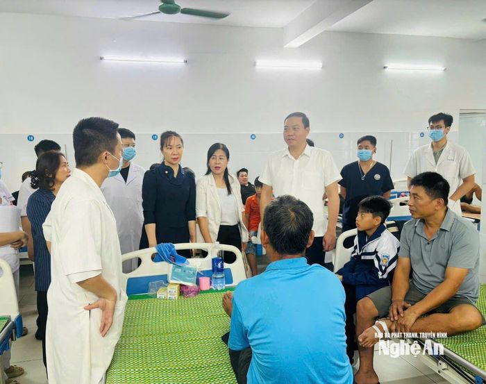 Đoàn khảo sát gặp gỡ bệnh nhân. Ảnh: Nguyễn Vân