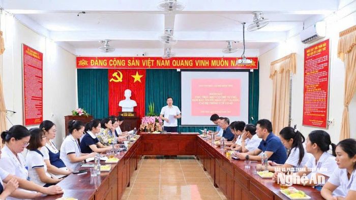 Đoàn khảo sát làm việc tại Bệnh viện Đa khoa Diễn Châu. Ảnh: Nguyễn Vân