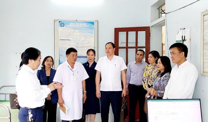 Đoàn khảo sát thực tế tại Trạm Y tế Diễn Quảng, xã Minh Châu. Ảnh: Nguyễn Vân