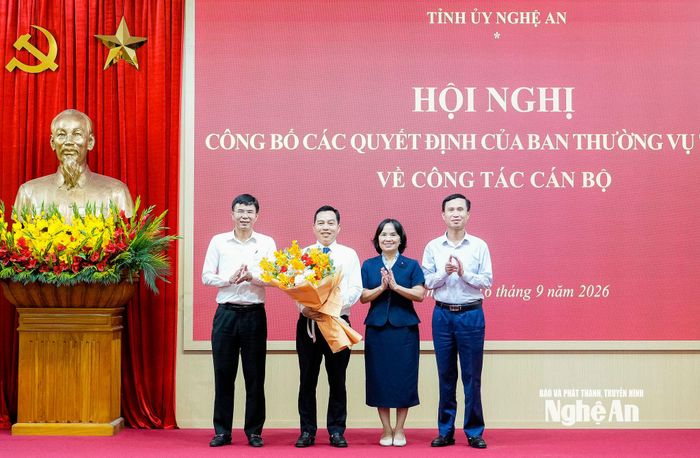 Lãnh đạo Sở Nông nghiệp và Môi trường tặng hoa chúc mừng đồng chí Lê Quang Huy. Ảnh: Phạm Bằng
