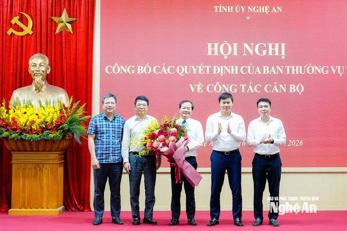 Lãnh đạo Sở Xây dựng tặng hoa chúc mừng đồng chí Nguyễn Đức An. Ảnh: Phạm Bằng