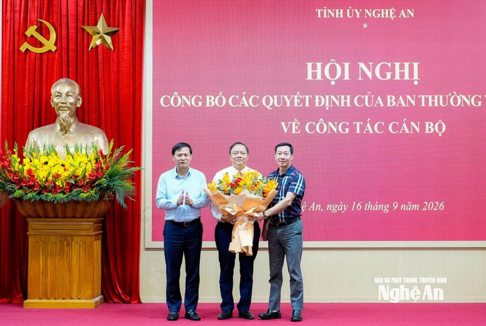 Lãnh đạo Ban Quản lý dự án đầu tư xây dựng các công trình dân dụng và công nghiệp tỉnh tặng hoa chúc mừng đồng chí Lê Văn Trung. Ảnh: Phạm Bằng