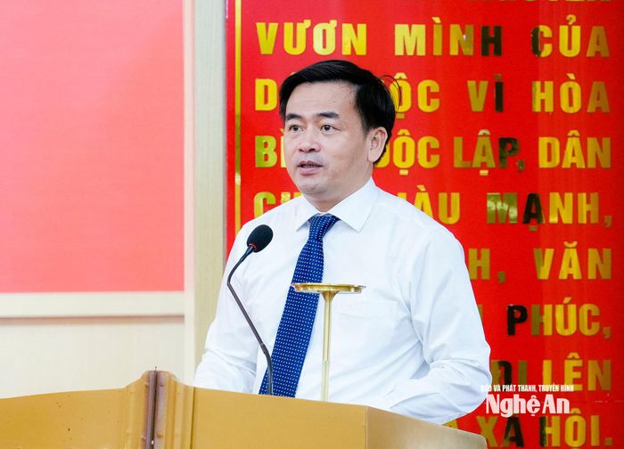 Đồng chí Hồ Sỹ Nguyệt - Phó trưởng Ban Tổ chức Tỉnh ủy công bố các quyết định của Ban Thường vụ Tỉnh ủy. Ảnh: Phạm Bằng