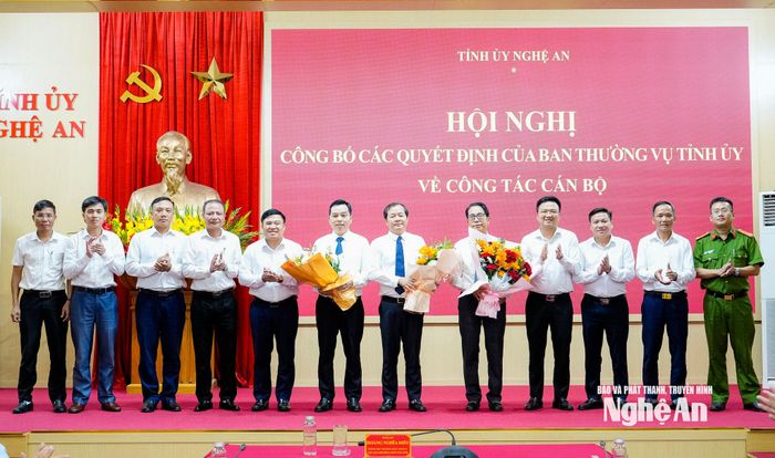 Ban Thường vụ Đảng ủy xã Kim Bảng tặng hoa chúc mừng 2 đồng chí được luân chuyển về xã. Ảnh: Phạm Bằng
