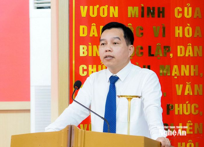 Đồng chí Lê Quang Huy - Phó Bí thư Đảng ủy xã Kim Bảng thay mặt các đồng chí được điều động, luân chuyển phát biểu nhận nhiệm vụ. Ảnh: Phạm Bằng