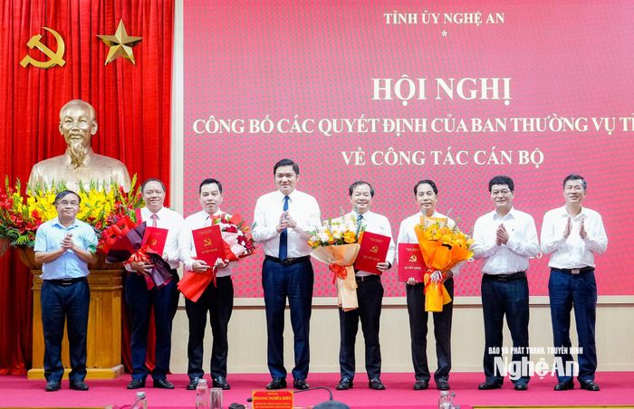 Đồng chí Hoàng Nghĩa Hiếu - Phó Bí thư Thường trực Tỉnh ủy, Chủ tịch HĐND tỉnh trao quyết định; các đồng chí Ủy viên Ban Thường vụ Tỉnh ủy, lãnh đạo UBND tỉnh tặng hoa chúc mừng các đồng chí được điều động, luân chuyển. Ảnh: Phạm Bằng