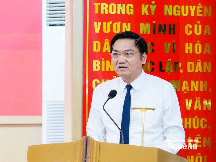 Đồng chí Hoàng Nghĩa Hiếu - Phó Bí thư Thường trực Tỉnh ủy, Chủ tịch HĐND tỉnh phát biểu giao nhiệm vụ cho các đồng chí được điều động, luân chuyển. Ảnh: Phạm Bằng