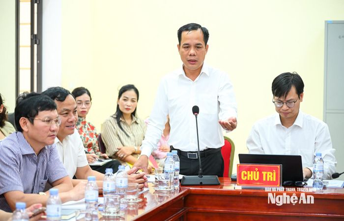 Đồng chí Bùi Công Vinh – Phó Giám đốc Sở Văn hóa, Thể thao và Du lịch phát biểu tại hội nghị. Ảnh: Thành Cường