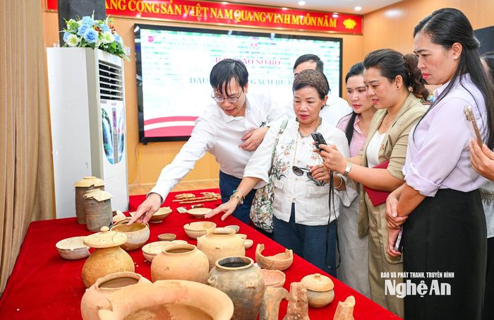 Các hiện vật khai quật được trong mộ gạch rú Bụt, xã Kim Liên. Ảnh: Thành Cường