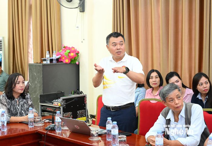 TS. Nguyễn Văn Anh - Trường Đại học khoa học xã hội và nhân văn báo cáo sơ bộ kết quả khai quật mộ gạch rú Bụt, xã Kim Liên. Ảnh: Thành Cường