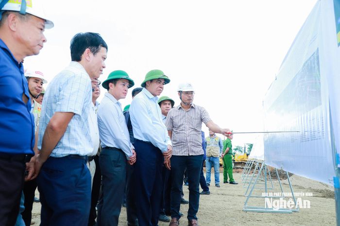 Nhà thầu báo cáo quy mô, đường găng tiến độ cầu Thanh Chương bắc qua sông Lam. Ảnh: Thành Duy