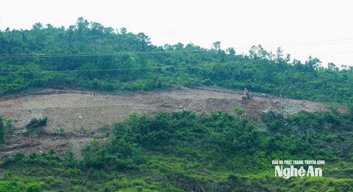 Nhà thầu đang thi công rãnh đỉnh, đào và gia cố mái cửa hầm Đại Huệ. Ảnh: Thành Duy
