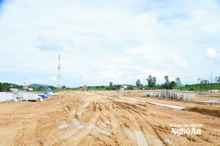 Thi công khu tái định cư tại xã Nam Đàn. Ảnh: Thành Duy
