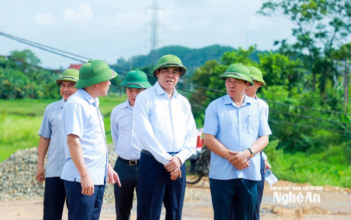 Chủ tịch UBND tỉnh kiểm tra khu tái định cư tại xã Vạn An. Ảnh: Thành Duy