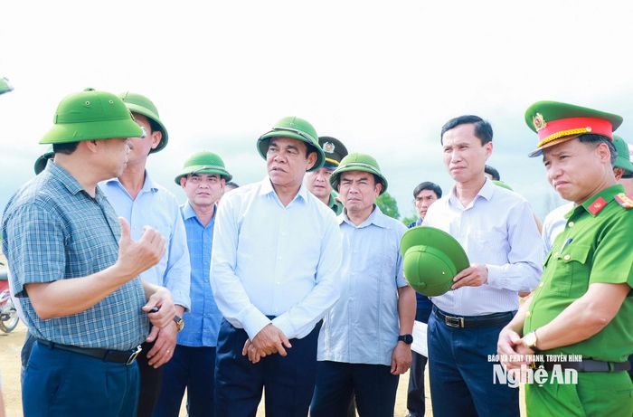 Lãnh đạo xã Nam Đàn báo cáo với Chủ tịch UBND tỉnh về công tác GPMB trên địa bàn. Ảnh: Thành Duy