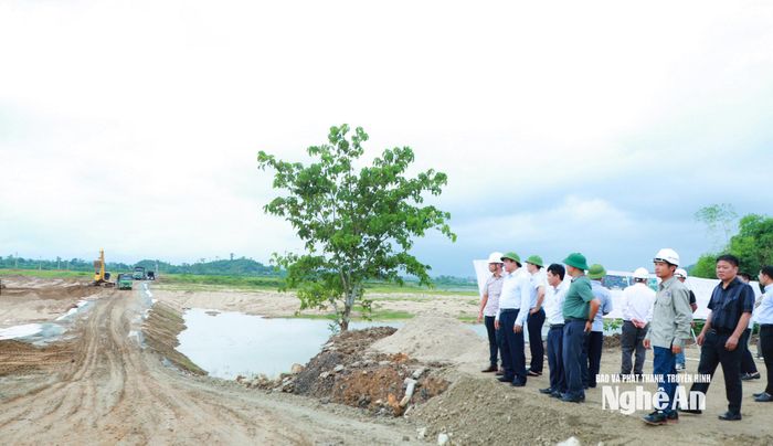 Chủ tịch UBND tỉnh và đoàn công tác kiểm tra thi công cầu Thanh Chương. Ảnh: Thành Duy