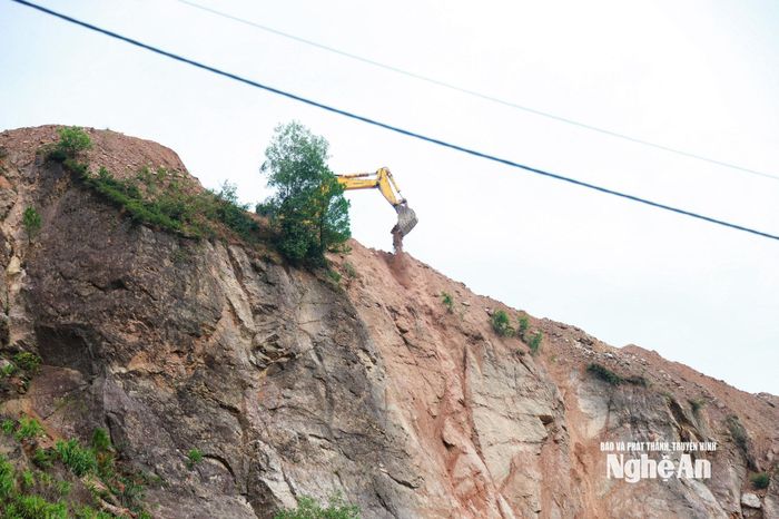 Máy móc san gạt để xây dựng cầu vượt Đại Huệ tại xã Hưng Nguyên. Ảnh: Thành Duy
