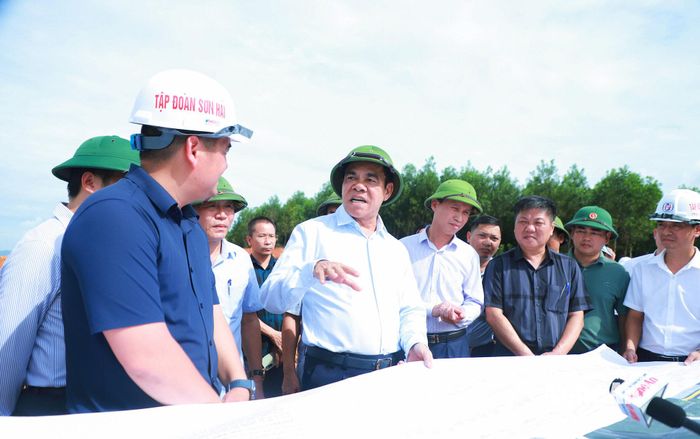 Chủ tịch UBND tỉnh Võ Trọng Hải trao đổi với nhà thầu thuộc gói thầu XL02. Ảnh: Thành Duy