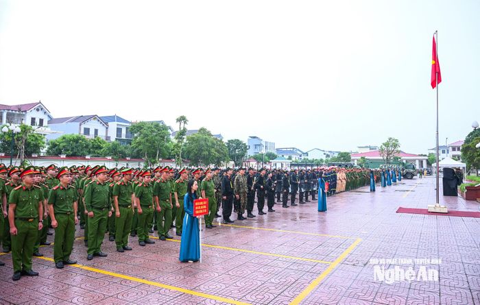 Đợt ra quân quy tụ hơn 2.100 cán bộ, chiến sĩ cùng 47 phương tiện đặc chủng hiện đại tham gia. Ảnh: Thành Cường