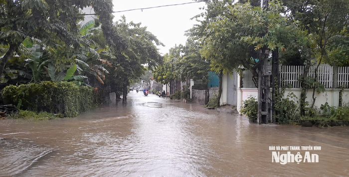Đến thời điểm này, mưa to tiếp tục diễn ra, nước khó tiêu thoát, gây ngập úng nhiều nơi. Ảnh: Nguyễn Nam