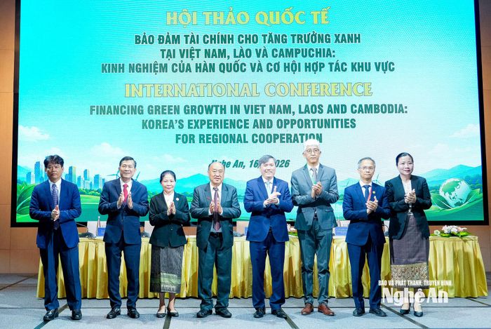 Lãnh đạo các đoàn Việt Nam, Lào, Campuchia, Hàn Quốc và tỉnh Nghệ An chụp ảnh lưu niệm bên lề hội thảo. Ảnh: Phạm Bằng