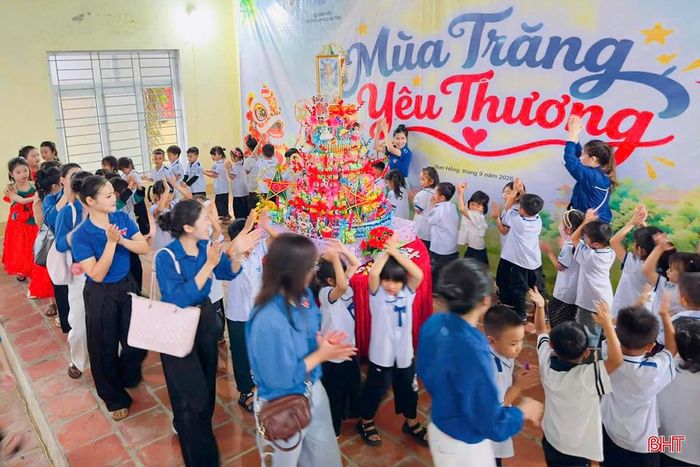 Với chủ đề “Lồng đèn thắp sáng ước mơ”, các hoạt động Trung thu năm nay được tuổi trẻ Hà Tĩnh triển khai theo hướng lấy trẻ em làm trung tâm, để các em không chỉ được vui chơi mà còn được trực tiếp tham gia, trải nghiệm và thể hiện năng khiếu. Các hoạt động được tổ chức phù hợp với điều kiện từng địa phương, đơn vị, gắn với việc gìn giữ những giá trị văn hóa truyền thống của Tết Trung thu. Theo kế hoạch của Tỉnh đoàn, thời gian triển khai các hoạt động từ ngày 14/9 đến 25/9/2026. Trong ảnh: Chương trình Mùa trăng yêu thương tại xã Sơn Hồng.