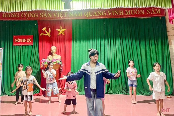Theo kế hoạch, các Đoàn xã, phường và Đoàn trực thuộc tổ chức hoặc phối hợp tổ chức ít nhất 1 hoạt động vui Tết Trung thu; 100% các cấp bộ Đoàn, Đội đồng loạt tổ chức hoặc phối hợp tổ chức chương trình “Đêm hội trăng rằm - Lồng đèn thắp sáng ước mơ” trong thời gian từ ngày 14/9 đến 25/9/2026. Các hoạt động phải bảo đảm an ninh trật tự, an toàn giao thông, phòng cháy chữa cháy, an toàn thực phẩm và phòng, chống tai nạn thương tích, không để xảy ra tình trạng mất an toàn đối với trẻ em. Trong ảnh: Chi đoàn thôn Bình Lộc (xã Lộc Hà) chuẩn bị tiết mục văn nghệ cho chương trình “Đêm hội trăng rằm - Lồng đèn thắp sáng ước mơ”.