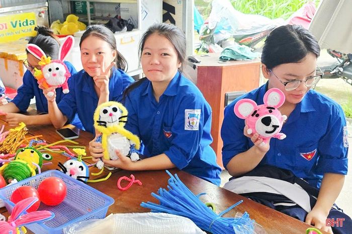 Những chiếc đèn lồng được các bạn trẻ tự tay làm, những phần quà được chuẩn bị dành tặng trẻ em hoàn cảnh khó khăn đang góp phần làm cho mùa Trung thu thêm ấm áp.