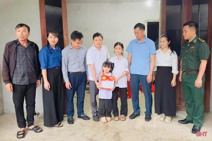 Cùng với hoạt động vui chơi, công tác chăm lo thiếu nhi hoàn cảnh khó khăn tiếp tục được các cấp bộ Đoàn quan tâm. Các đơn vị chủ động rà soát, nắm bắt hoàn cảnh của trẻ em thuộc hộ nghèo, cận nghèo, trẻ em mồ côi, khuyết tật, mắc bệnh hiểm nghèo, trẻ em tại các cơ sở bảo trợ xã hội, bệnh viện và các địa bàn còn nhiều khó khăn để có hình thức hỗ trợ phù hợp. Trong ảnh: Các phần quà dịp Tết Trung thu dành cho thiếu nhi hoàn cảnh khó khăn ở xã Sơn Hồng.