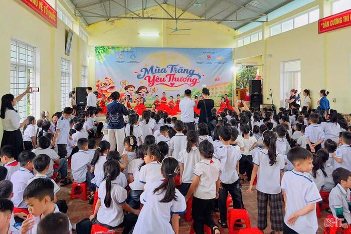 Từ cơ sở, nhiều hình thức tổ chức đang được triển khai sôi nổi. Bên cạnh các chương trình “Đêm hội trăng rằm” với rước đèn, múa lân, văn nghệ, phá cỗ, trò chơi tập thể, các cơ sở Đoàn còn chú trọng tổ chức những hoạt động gần gũi, để thiếu nhi trực tiếp tham gia như làm đèn ông sao, đèn kéo quân, mặt nạ, đầu lân, trang trí mâm ngũ quả, trò chơi dân gian, kể chuyện về Chú Cuội, Chị Hằng...