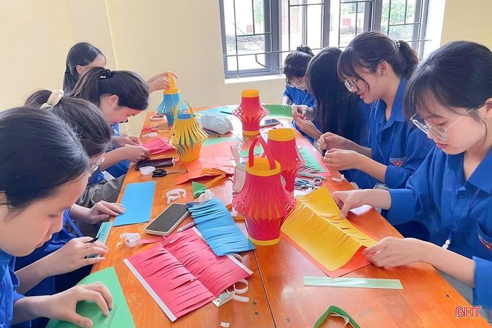 Với sự chủ động, sáng tạo từ cơ sở, tuổi trẻ Hà Tĩnh đang góp phần tạo nên một mùa Trung thu an toàn, lành mạnh và giàu yêu thương; để mỗi em nhỏ, nhất là những em còn nhiều khó khăn, đều có thể đón một mùa trăng trọn vẹn hơn.