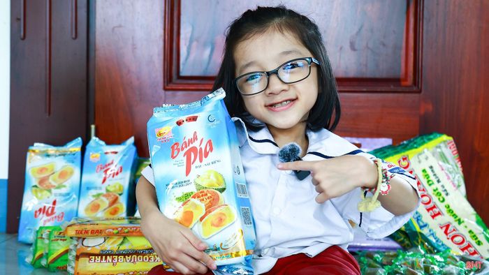 Fanpage em cùng mẹ xây dựng có tên “Ngân Khánh cùng mẹ”, hiện có hơn 7.000 người theo dõi. Mỗi video bán hàng, hai mẹ con thường nhận được khoảng 20 đơn. Với mẹ con em, mỗi đơn hàng là một niềm vui và cũng là động lực để tiếp tục những buổi quay sau.