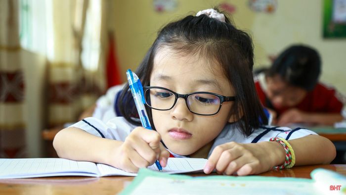 Nhiều lần bị gãy xương khiến em phải nghỉ học, bỏ lỡ những bài giảng trên lớp để vào viện điều trị. Mỗi lần trở lại trường, em lại tranh thủ học bù những phần kiến thức còn thiếu, cố gắng bắt nhịp với các bạn và không để những ngày tháng điều trị làm gián đoạn việc học của mình.