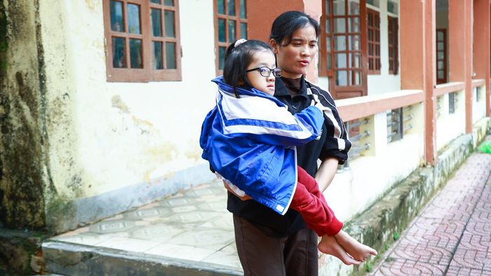Xương của em rất yếu nên việc sinh hoạt hằng ngày luôn cần bố mẹ hỗ trợ. Em phải chú ý trong từng động tác để hạn chế những va chạm có thể khiến mình đau hoặc bị tổn thương. Em cũng tập làm những việc mình có thể tự thực hiện.