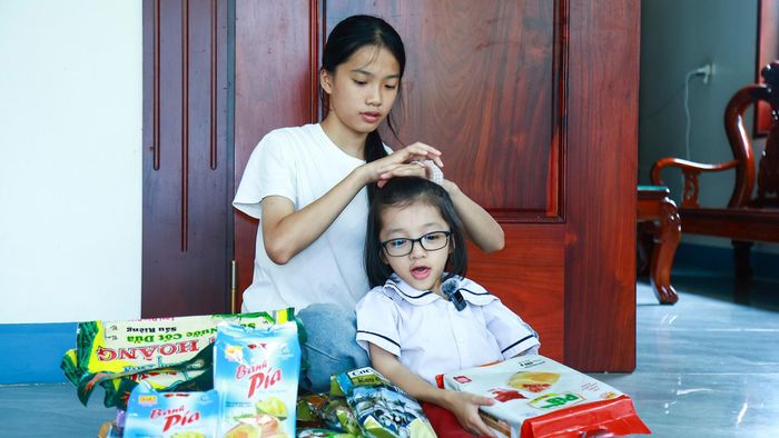 Em là con gái út trong gia đình có 4 anh chị em. Các anh chị luôn yêu thương, nhường nhịn và để ý đến em trong những sinh hoạt hằng ngày. Sự quan tâm của các anh chị khiến em luôn cảm thấy mình được sưởi ấm trong gia đình.