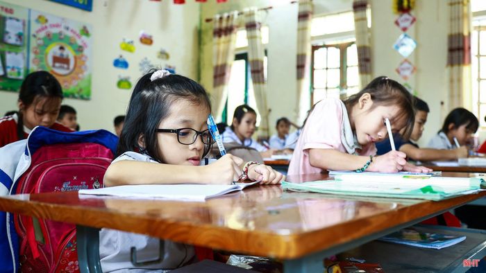 Biết sức khỏe của em không tốt, cô giáo sắp xếp cho em ngồi ở bàn đầu để dễ theo dõi bài giảng, đồng thời hạn chế những va chạm không đáng có. Ở lớp, em luôn chăm chú nghe cô giảng, cố gắng hoàn thành từng bài học để theo kịp các bạn. Em thích nhất những giờ học được ngồi cùng bạn bè, cùng đọc sách, làm bài và khám phá thêm những điều mới mẻ. Có lẽ, với em, mỗi ngày đến lớp cũng là một ngày được học, được vui và được lớn lên như bao bạn bè khác.