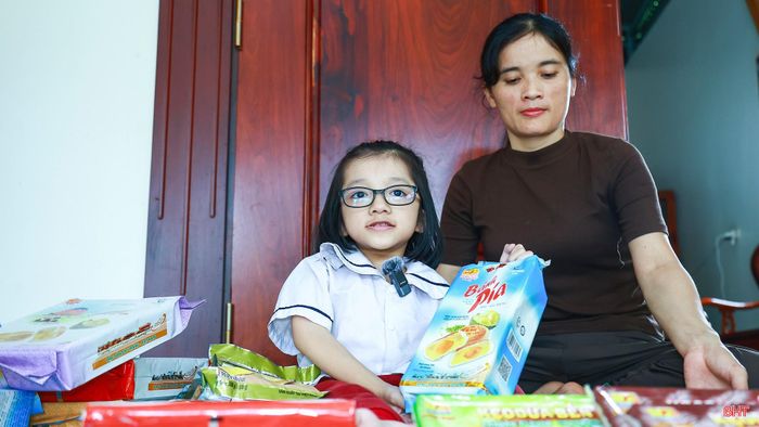  Những lần quay đầu, em có khi nói vấp, quên lời hoặc chưa biết nhìn vào máy quay. Mỗi lần như vậy, mẹ lại hướng dẫn để em bình tĩnh làm lại. 