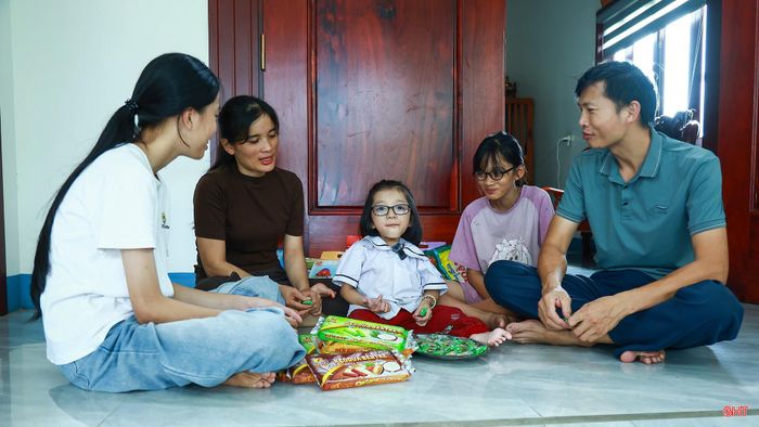 Khi được 22 tuần tuổi trong bụng mẹ, gia đình biết em mắc bệnh xương thủy tinh. Dù hiểu phía trước sẽ có nhiều khó khăn, bố mẹ vẫn quyết định giữ lại và cùng nhau chăm sóc em lớn lên. Em không nhớ những ngày tháng ấy, nhưng biết rằng mình đã bắt đầu cuộc đời trong tình yêu thương của bố mẹ và cả gia đình.